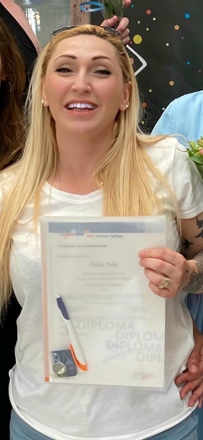 Foto van Fidan met haar diploma