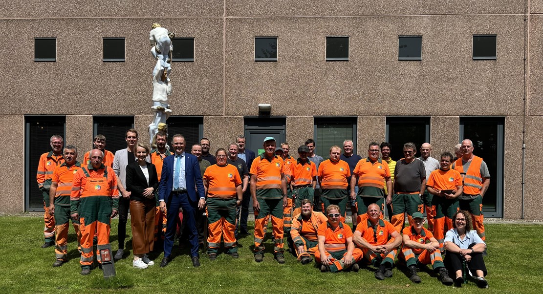 De medewerkers die het groenonderhoud in Medemblik verzorgen samen met Yannick Nijsingh, Harry Nederpelt, Daniëlle Gelinck en Anja Witte.