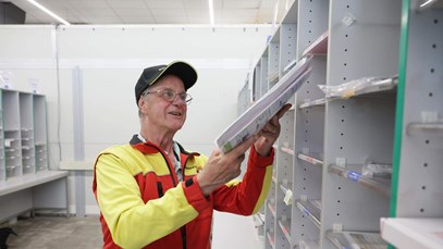 Foto van Koen aan het werk postsorteren