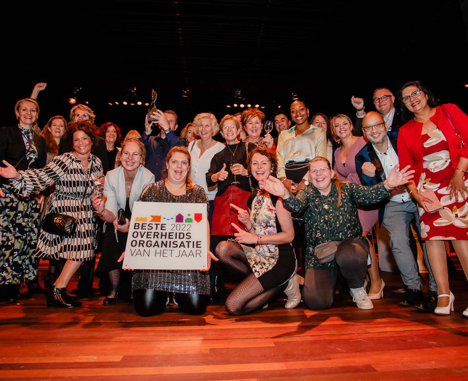 WerkSaam collega's als finalisten op het podium bij de Overheidsawards