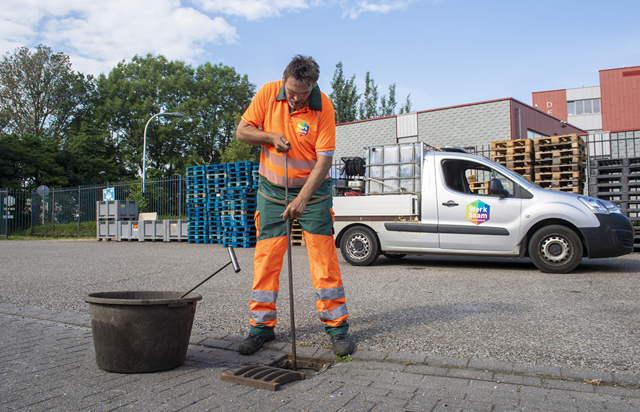 Medewerker actie put schoonmaken